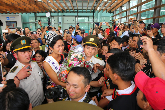 HHen Niê òa khóc khi được người dân Ê đê chào đón ở sân bay